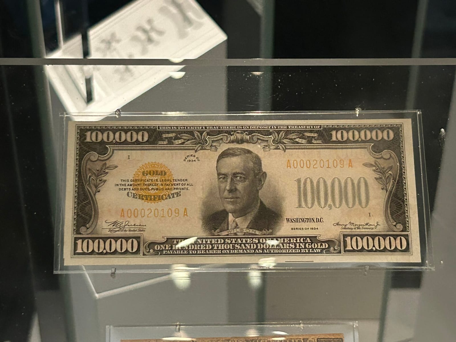 A United States 100,000 dollar gold certificate bearing Woodrow Wilson, on display at the Smithsonian